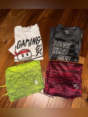 Boys short shirt bundle
Size 5/6